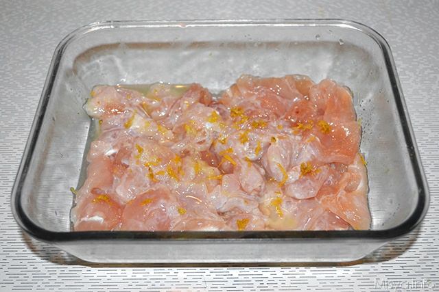 fate insaporire il pollo tagliato a straccetti per 30 minuti in frigorifero
