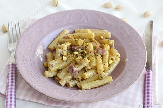 Pasta con pistacchi e pancetta