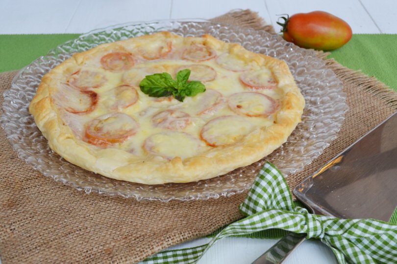 Torta salata con prosciutto e pomodori