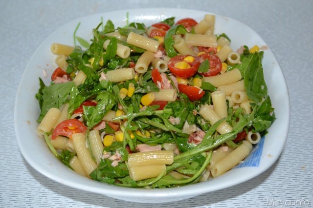 insalata di pasta con rucola pomodorini