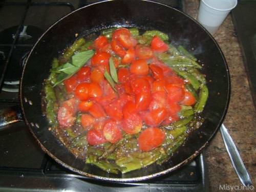 5 aggiungere pomodorini