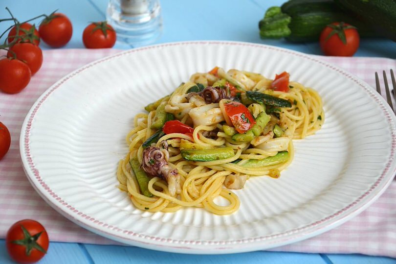 spaghetti con calamari in bianco