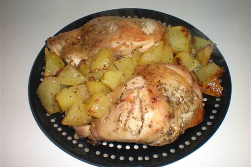 Pollo al forno con le patate - ricetta con foto del pollo al forno