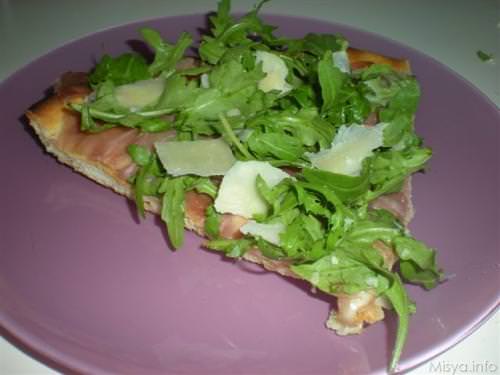 pizzaprosciuttocrudorucolaparmigiano.JPG