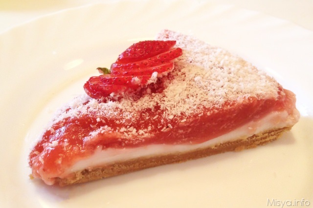 fetta torta cocco e fragole2