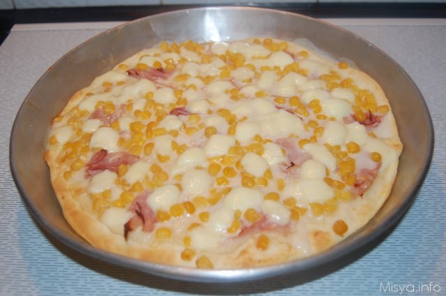 pizza bianca con mais