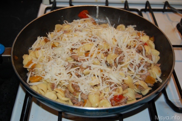 orecchiette con peperoni e salsicce