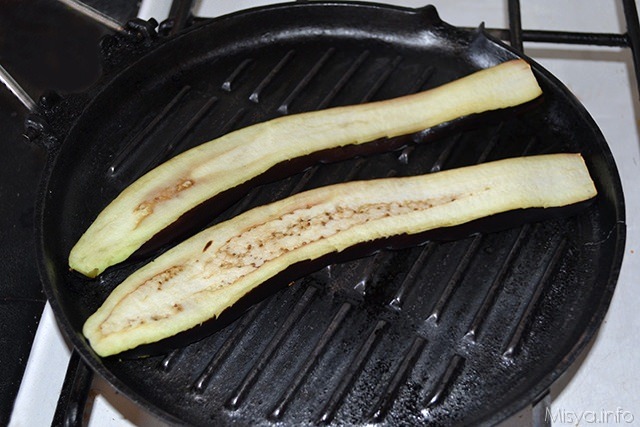 tagliare le melanzane a fette longitudinali