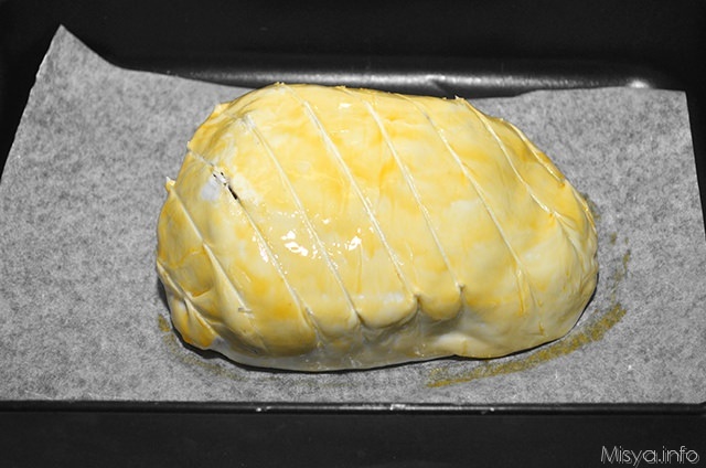 fare dei tagli sulla pasta sfoglia e spennellare con l'uovo sbattuto, poi infornare