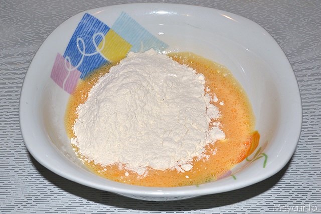 mescolare la farina con lo zucchero ed il lievito