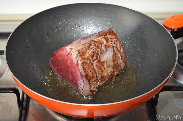 passare il filetto in una padella con un filo d'olio