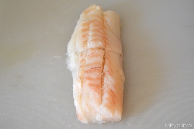 tagliate il filetto di merluzzo