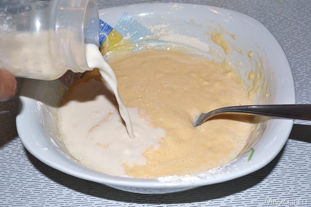 montare le uova ed aggiungere i composti di farina e latte