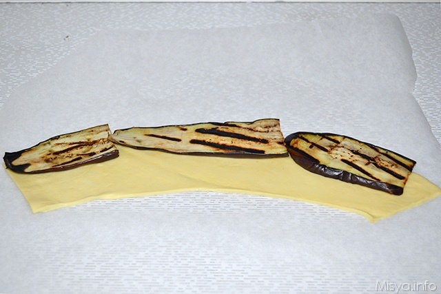 ricoprire metà della sfoglia con le melanzane grigliate