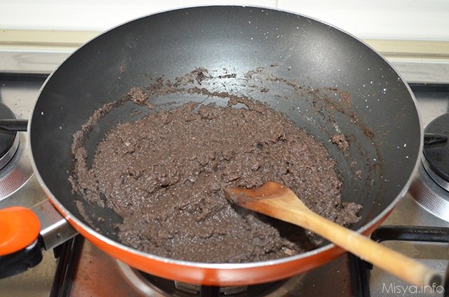 salare la purea di funghi per farle perdere l'acqua e poi rimuoverla dal fuoco