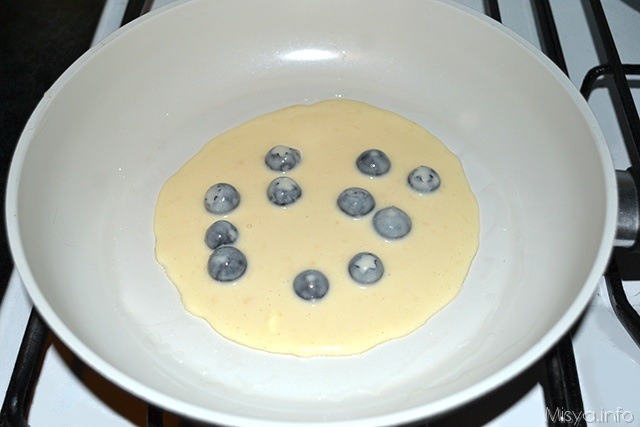 versare la pastella al centro di una padella antiaderente