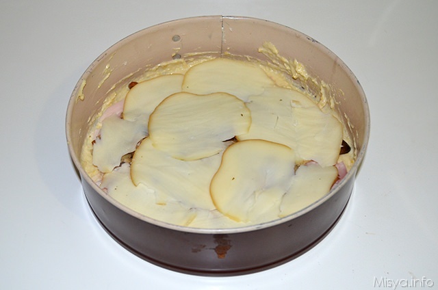 aggiungere la scamorza nella la torta rustica ad impasto molle