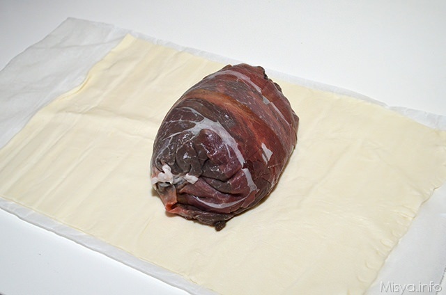 stendere la pasta sfoglia e poggiarvi al centro la carne