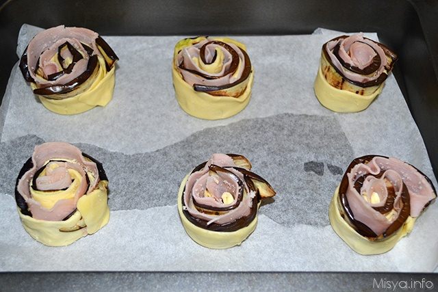 mettere le rose di melanzane su una teglia