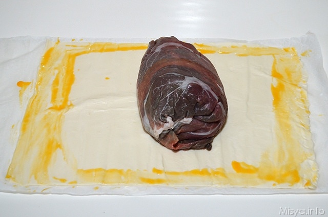 spennellare i bordi dellla pasta sfoglia cno l'uovo battuto