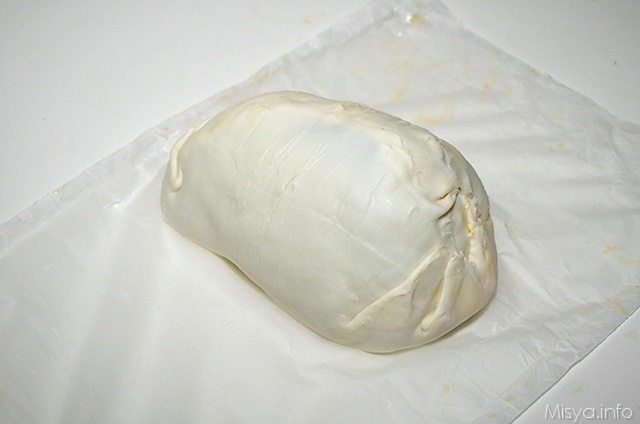 arrotolare la pasta sfoglia e mettere in frigo