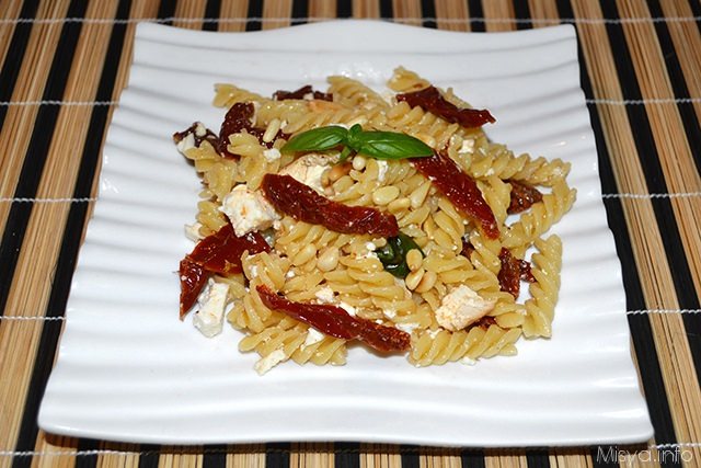 Pasta con pomodori secchi e ricotta