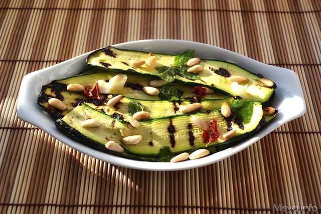 Come fare zucchine marinate: ricetta classica e senza cottura