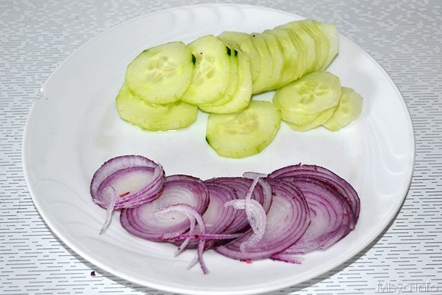 affettare la cipolla ed il cetriolo