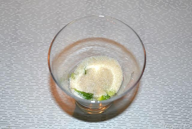 mettere in un bicchiere lime e zucchero