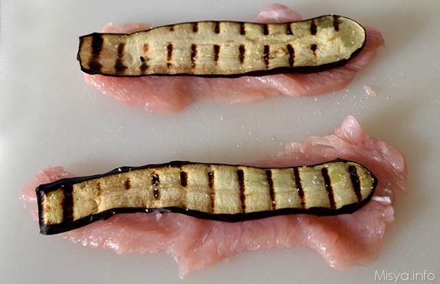 ricoprire le fettine con una fetta di melanzana e formaggio