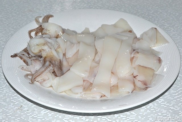 tagliare i calamari a striscette