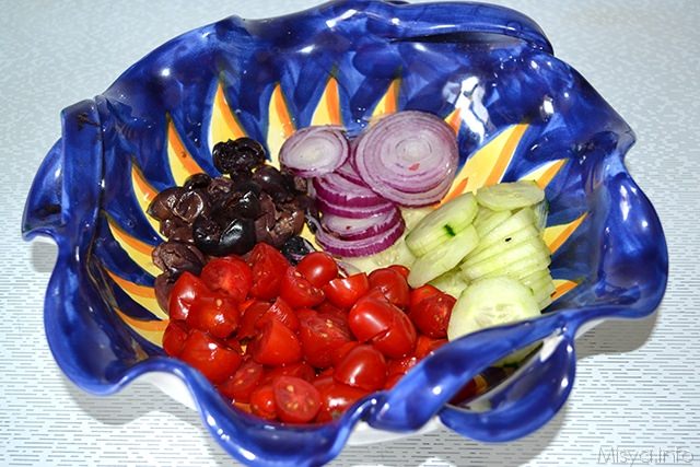 lavare e tagliare i pomodorini, e metterli in una ciotola con le olive, cipolla e cetrioli