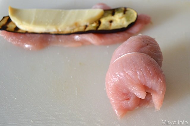 arrotolare la carne ad involtini