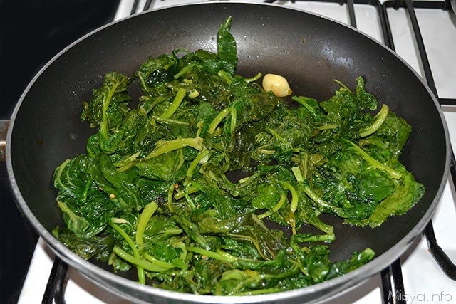 imbiondire uno spicchio d'aglio