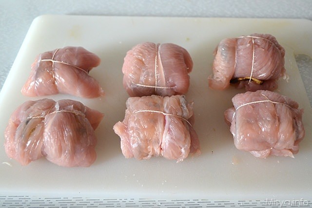 chiudere gli involtini con uno spago