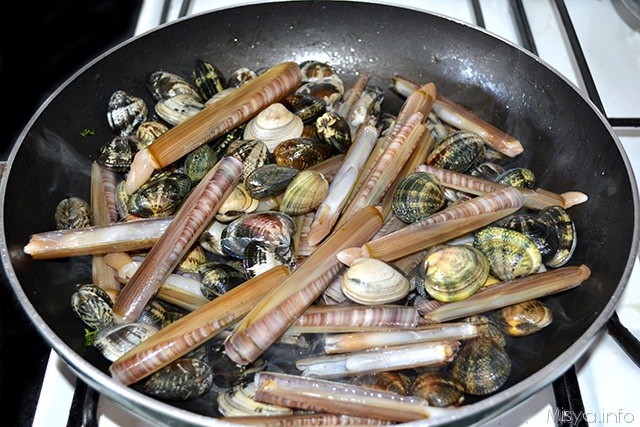 nella stessa padella dei friarielli mettere le vongole ed i cannolicchi
