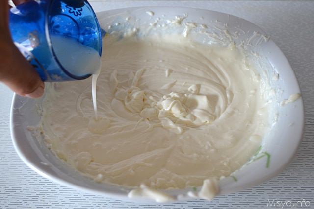 strizzare i fogli di gelatina e aggiungerli al composto