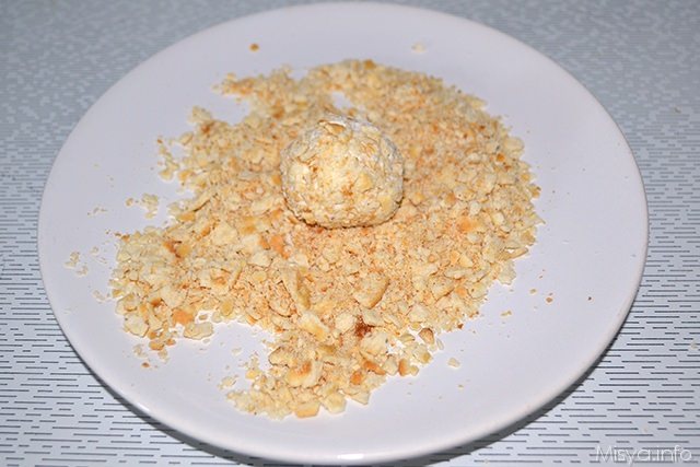 rotolare le palline nella panatutra