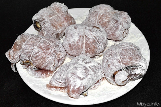 passare gli involtini nella farina