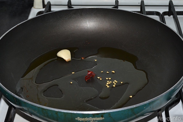 far imbiondire uno spicchio d'aglio