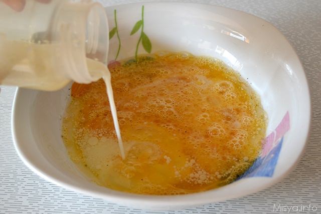aggiungere il latte e l'uovo