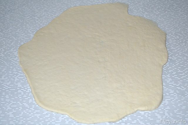 stendere le palline con un matterello