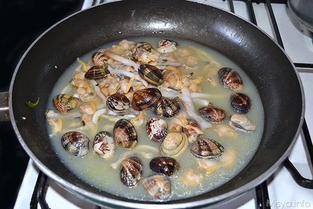 sgusciare i molluschi