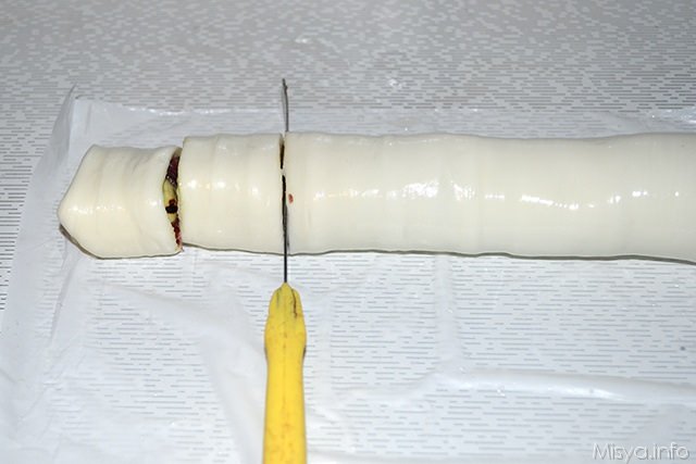 tagliare il rotolo di mozzarella a fette