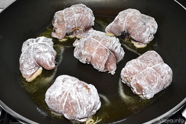 rosolare gli involtini e poi sfumare con il vino