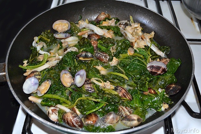 aggiungere i friarielli in padella