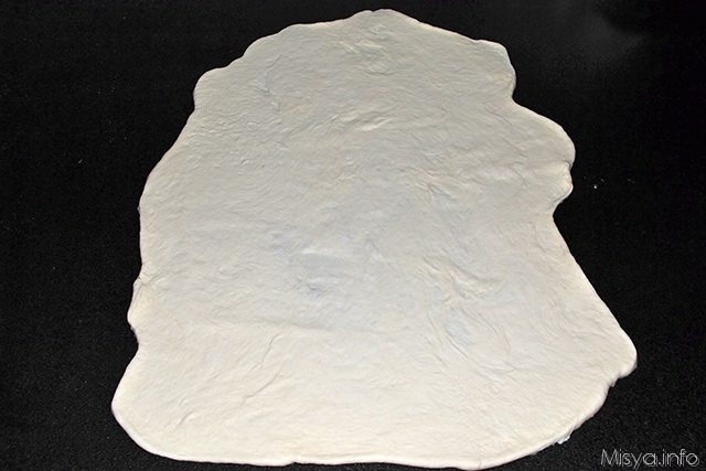 stendere l'impasto su di una spianatoia infarinata