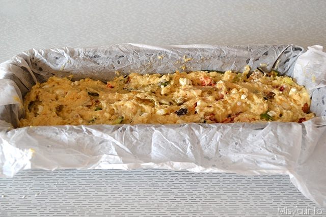 foderare uno stampo con la carta da forno