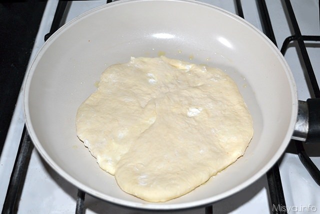 cuocere il pne in una padella con un filo d'olio
