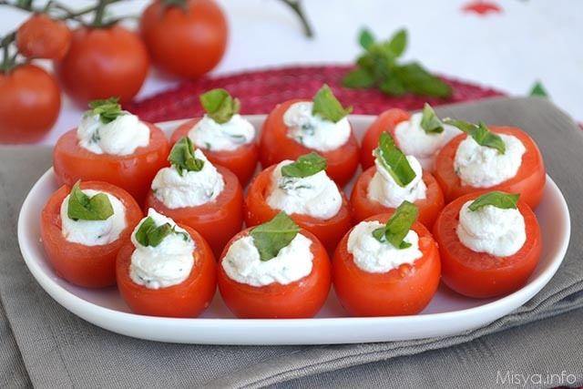 Pomodorini ripieni di caprino
